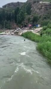 فیلم پریدن مردی به رودخانه پرشتاب برای نجات پسر از غرق شدن