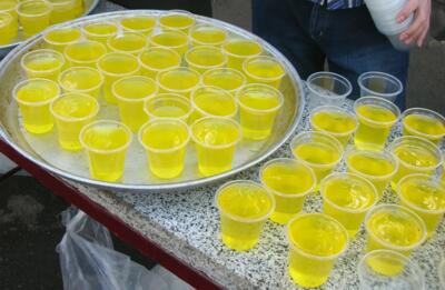 طرز تهیه شربت زعفران نذری برای 100 نفر | مراحل درست کردن شربت زعفران با عطر جذاب و رنگ چشم‌نواز