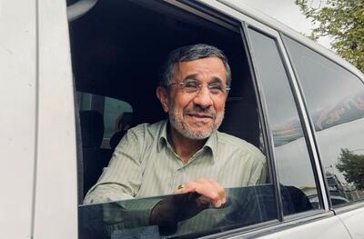 محمود احمدی نژاد وارد کابین هواپیما شد | عکس یادگاری محمود احمدی نژاد با خلبانان سفر ترکیه