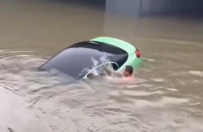 فیلم| نجات یک زن از خودروی در حال غرق شدن