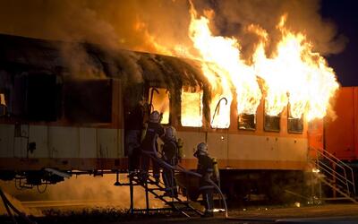 آتش‌سوزی در محوطه تخلیه بار راه‌آهن سمنان (فیلم)