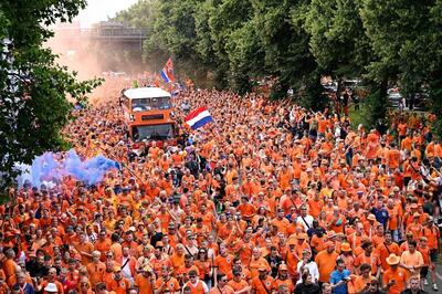 ببینید / رکوردشکنی هواداران هلند؛ دورتموند در تسخیر لاله‌های نارنجی