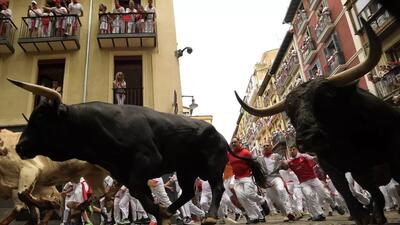 ببینید/ جشنواره پامپلونا در اسپانیا؛ مردانی که ضرب شاخ گاوهای نر خشمگین را به جان می‌خرند