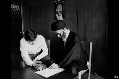 عکس/۱۳۶۰؛ ثبت نام رهبر انقلاب در انتخابات