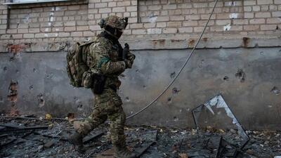 (ویدئو) لحظه پرتاب بمب به درون خانه‌ای که سنگر سربازان اوکراینی بود