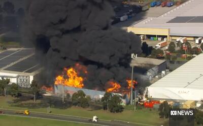 (ویدئو) انفجار مواد شیمیایی و آتش سوزی کارخانه‌ای در ملبورن
