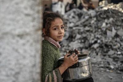 گسترش قحطی از شمال به جنوب نوار غزه/ شهادت ده‌ها کودک به دلیل سوء‌تغذیه