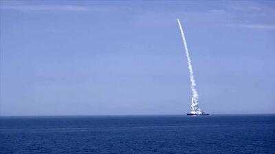 ببینید |  پرواز ۲ موشک کروز تهاجمی روسیه برفراز دریای کاسپین از کنار قایق‌های ماهیگیری در حال پرواز به‎سمت اوکراین