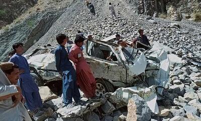 سقوط خودرو به دره‌ای در کشمیر/ ۱۴ نفر جان باختند