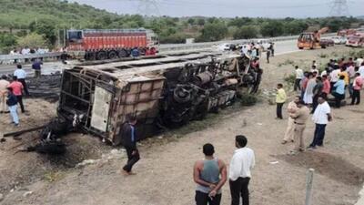 ۱۸ کشته براثر تصادف اتوبوس با تانکر شیر در هند+  فیلم