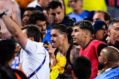 ویدیو / درگیری شدید داروین نونیز، بازیکن اروگوئه و هواداران کلمبیا