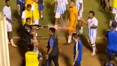 ( عکس) فاجعه در فوتبال برزیل؛ دروازه‌بان به ضرب گلوله پلیس مجروح شد!