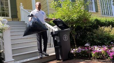 (ویدئو) رونمایی آقای شهردار از سطل زباله جدید جنجالی شد