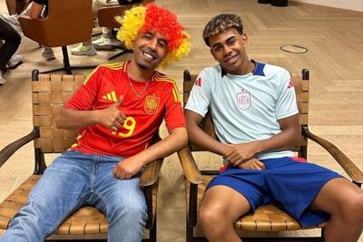 عکس؛ لامین یامال در کنار پدرش در هتل تیم ملی اسپانیا
