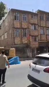 ریزش ساختمان دو طبقه در مجاورت ملک گودبرداری شده در یافت‌آباد