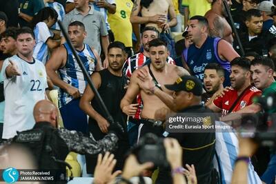 ویدیو| درگیری عجیب بازیکنان اروگوئه با هواداران رقیب!