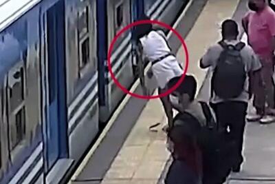 ببینید | مرگ دلخراش یک زن پس از سقوط بر روی ریل قطار