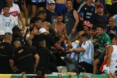 ببینید | نمایی دیگر از اتفاقات جنجالی؛ صحنه‌های دیوانه‌وار درگیری بین هواداران کلمبیایی و بازیکنان اروگوئه!