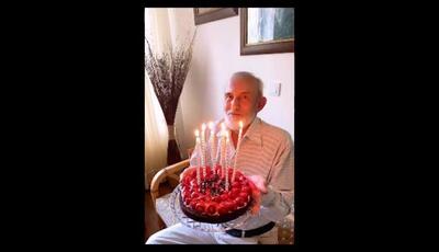 نگاهی به کیک تولد ساده و مینیمال 67 سالگی پدر لیلا بلوکات در کنار فرزندان دختر و پسر / خاطره‌ای دلنشین از یک جشن خانوادگی