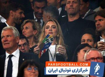 عکس| خواننده زن، تماشاگر ویژه و حساس جدال انگلیس و هلند! - پارس فوتبال | خبرگزاری فوتبال ایران | ParsFootball