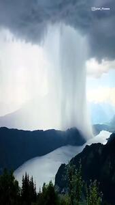 تصاویری باورنکردنی از بارش باران در دریاچه میلشتات اتریش