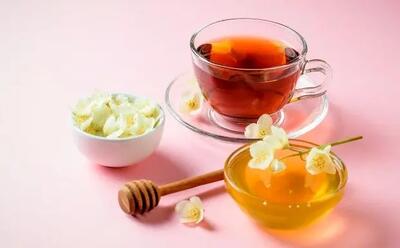 آیا قاطی کردن عسل و چای داغ ضرر دارد؟ حقایق علمی و فواید و مضرات آن