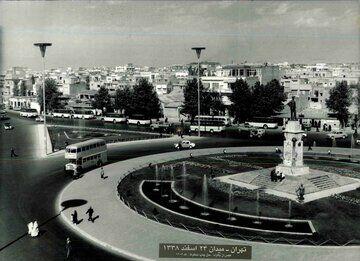 (عکس) سفر به تهران قدیم؛ تهران ۶۵ سال قبل و تردد خودروهای کلاسیک در میدان بهارستان