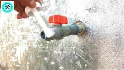 (ویدئو) نحوه نصب شیرآب روی لوله؛ ترفندی برای تعمیر لوله شکسته