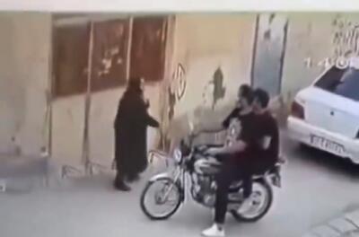 تصاویر لحظه تلخ خفت‌گیری از پیرزن اردبیلی عصا به دست ! + ویدئو | دزدها پیرزن را زمین زدند و در روز روشن گردنبندش را دزدیدند