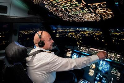 عکس جدید قالیباف در حال خلبانی هواپیما به سمت روسیه