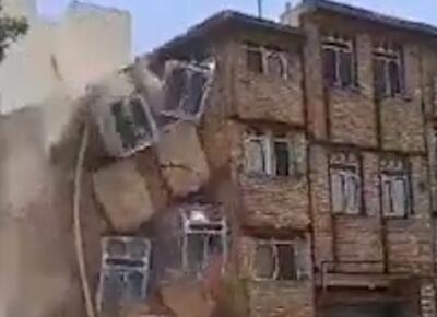 لحظه فرو ریختن ساختمان در تهران