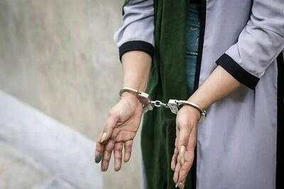 لحظه دستگیری زن‌جوان نیمه‌برهنه در چهارراه جهان کودک تهران + ویدئو