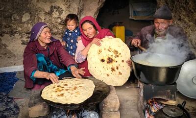 فرآیند پخت ماش پلو توسط زوج غارنشین مسن افغانستانی (فیلم)
