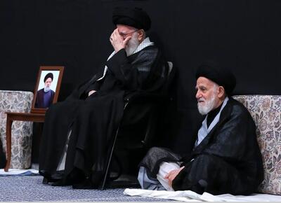 روحانی که در اولین شب عزاداری در حسینیه امام خمینی (ره) در کنار رهبر انقلاب نشسته بود کیست؟ + تصاویر