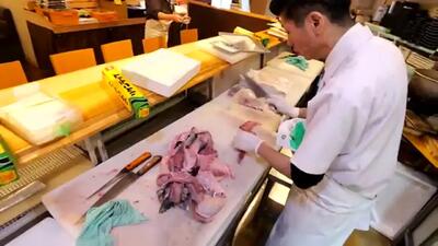 (ویدئو) غذای خیابانی در ژاپن؛ سرو سوشی در هیروشیما با 17 نوع ماهی