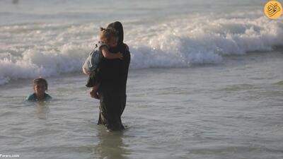 (تصاویر) لذت فلسطینی‌های آواره از آبتنی در ساحل غزه