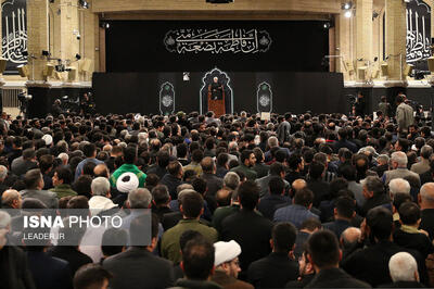 عکس: حضور رابط ناشنوایان برای میهمانان عزادار در حسینیه امام خمینی