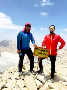 صعود کوهنوردان سامانی به بلندترین قله زرد کوه بختیاری