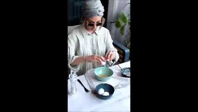 هنرنمایی مینا مختاری، همسر کدبانوی بهرام رادان و تهیه یک صبحانه دلچسب برای همسرش / طعم خوش یک املت فرانسوی
