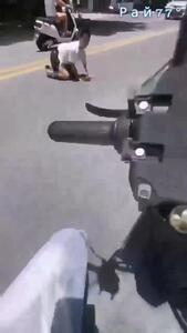 زمین خوردن موتورسوار و همراهش در خیابان + فیلم