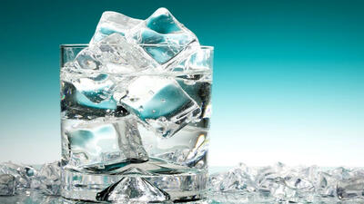 آیا خوردن آب یخ سبب بروز کبد چرب می‌شود؟