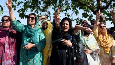 (ویدئو) تجمع حامیان عمران خان مقابل دادگاه