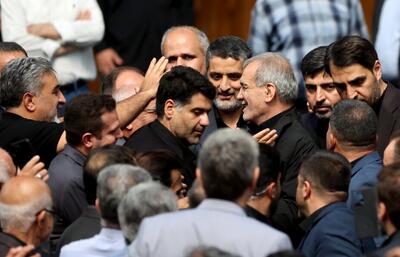 تصاویری از حضور پزشکیان در مراسم عزاداری در محله منیریه تهران