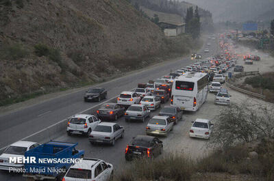 ترافیک سنگین در محور چالوس /محورهای استان گیلان بارانی است