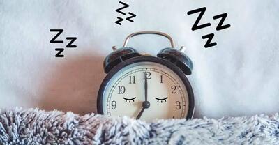 چگونه ساعت خواب خود را منظم کنیم؟ راهکارهای علمی و عملی برای بهبود کیفیت خواب