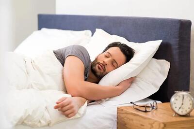 چگونه سریع خوابمان ببرد؟ ۱۲ راهکار علمی برای خواب بهتر و سریع‌تر