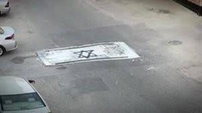 پرچم اسرائیل غاصب زیر چرخ‎ خودروها در بحرین + فیلم