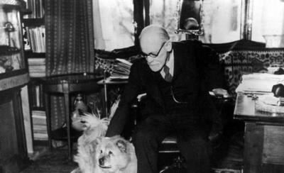 عکس| زیگموند فروید روانشناس مشهور همراه با حیوان خانگی اش