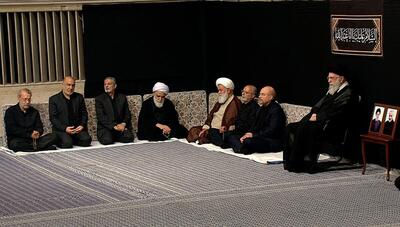 مراسم عزاداری شب عاشورای حسینی در حسینیه امام خمینی (ره) با حضور رهبر انقلاب (فیلم و عکس)