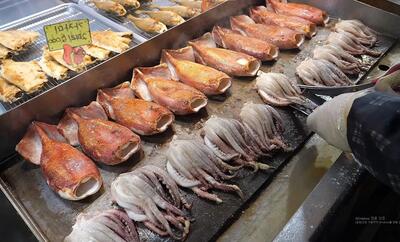غذای خیابانی در کره؛ پخت غذاهای محبوب با ماهی مرکب (فیلم)